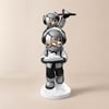 Statuina in resina con astronauta, tavolino argentato con vassoio