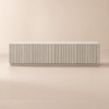 Meuble TV bas Aura 213 cm en frêne nervuré teinté blanc avec plateau en pierre frittée