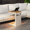 Table d'appoint en aluminium et teck d'extérieur Tevara en forme de C, couleur sable, avec lampe solaire