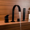 Torneira de banheira romana Dree Waterfall Spout Deck-Mount com chuveiro de mão em latão preto fosco