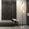 Moderne minimalistische 6-flammige Stehlampe mit weißem Kugelglasschirm und rundem Marmorsockel in Schwarz und Gold