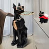 Table d'appoint moderne en résine noire en forme de chien avec plateau et boîte à mouchoirs