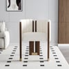 Sedia imbottita Boucle Fluted Accent con struttura in legno