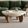Tavolino da caffè rotondo Curva 94 cm in impiallacciatura di cemento e noce con gambe in legno