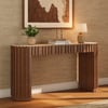 Console Aura de 60 pouces en bois de frêne cannelé noyer avec plateau en pierre frittée