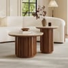 Ensemble Aura de table basse et table d'appoint ronde cannelée en bois de frêne et plateau en pierre frittée