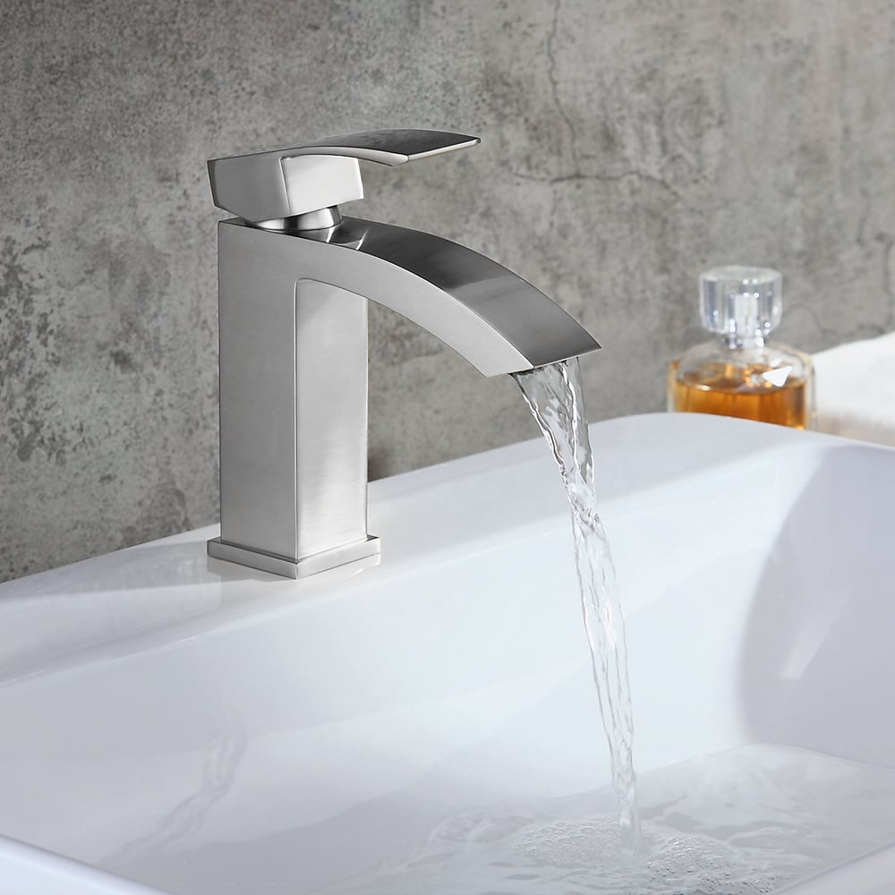 Questions et Réponses pour Robinet de lavabo monobloc chromé de style contemporain Ridge pour salle de bain