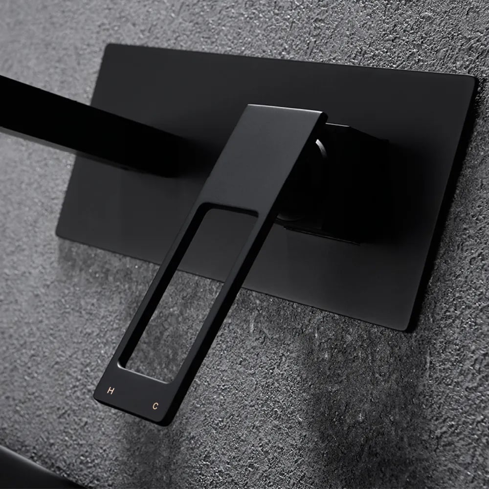 Otázky a odpovědi pro Moderní matný černý nástěnný koupelnový kohoutek z masivní mosazi