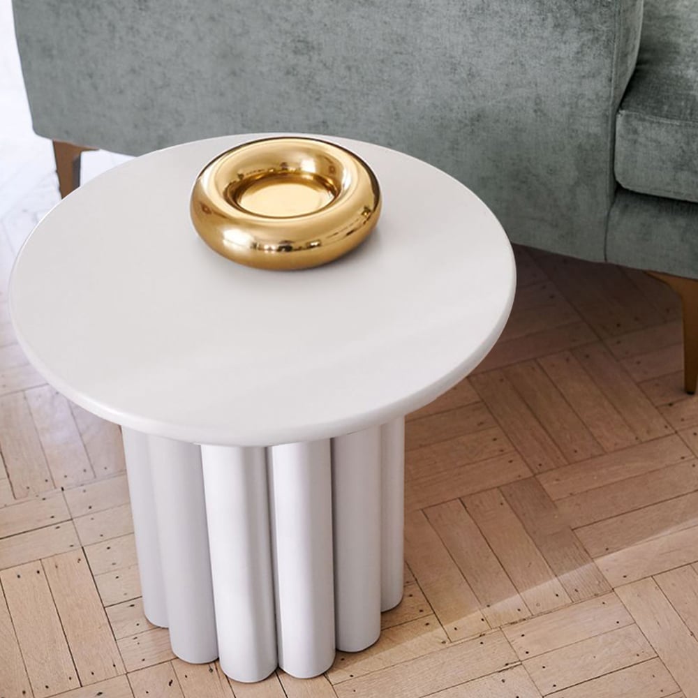 Questions et Réponses pour Table d'appoint cannelée blanche moderne Table d'appoint ronde en bois avec un design unique