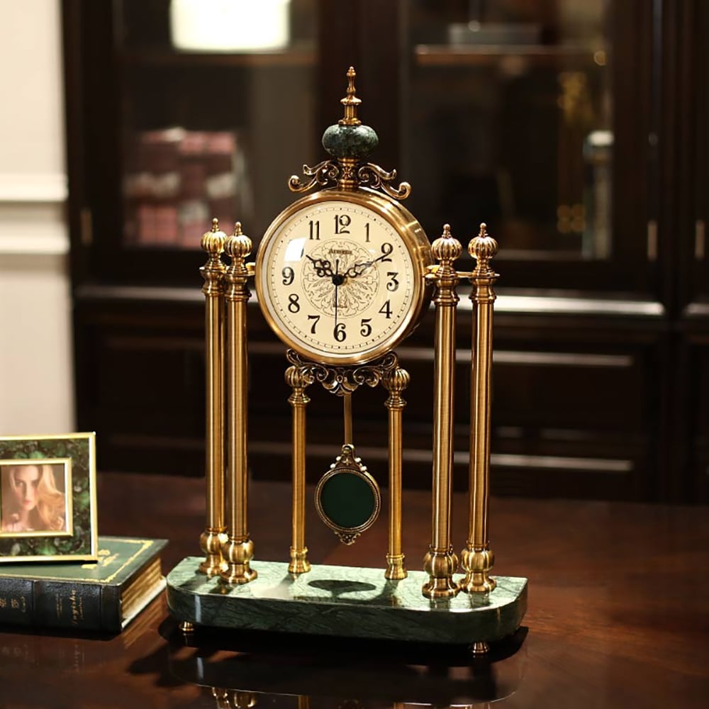 Otázky a odpovědi pro Tradiční kovový bronzový kulatý plášť a stolní hodiny s kyvadlovou zelenou mramorovou základnou