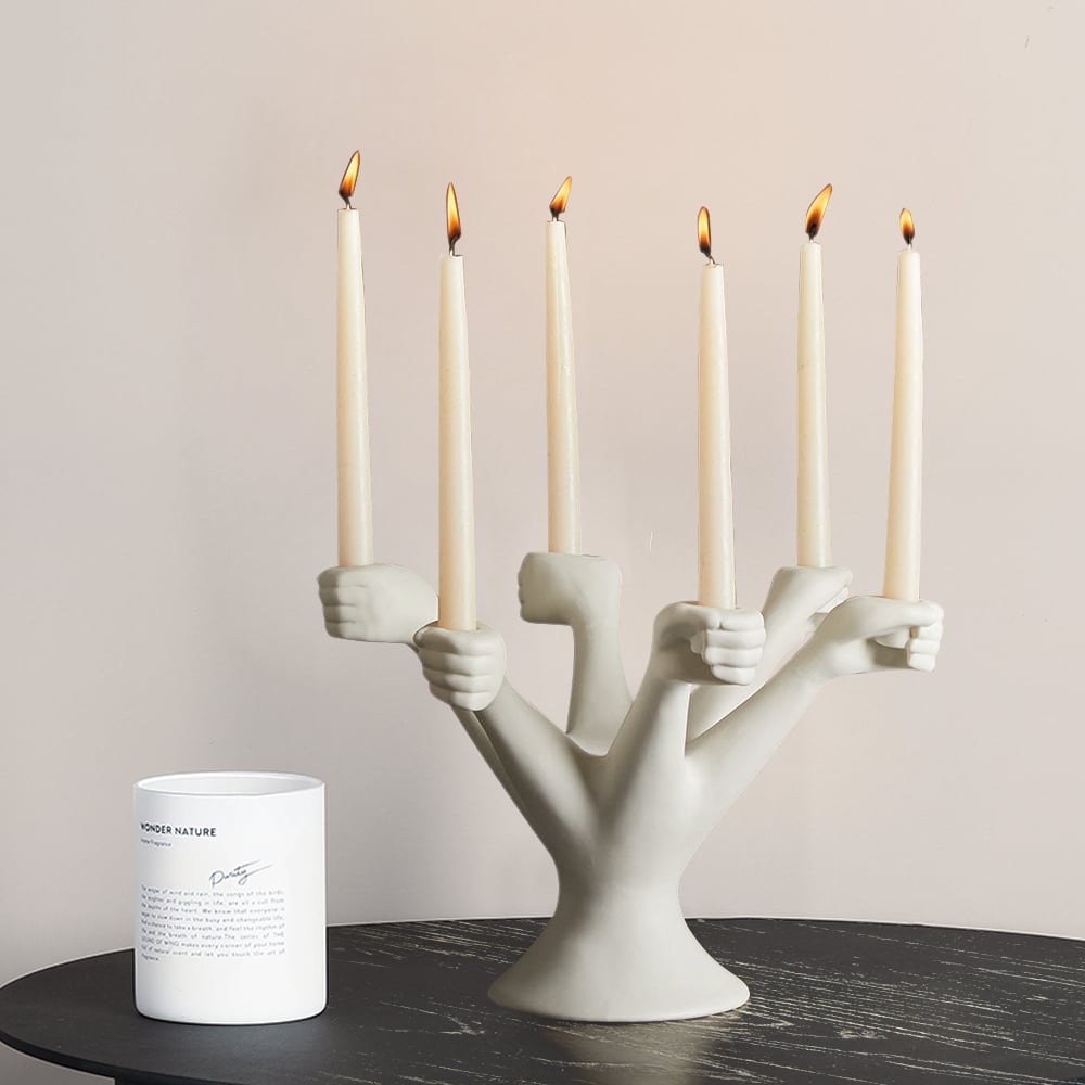 Questions et Réponses pour Grand bougeoir postmoderne en résine blanche à 6 bras, décoration créative de porte-flambeau