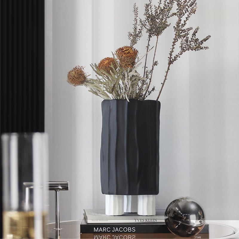 Questions et Réponses pour Vase à fleurs en résine cylindrique noir et blanc avec rayures verticales, décor géométrique abstrait
