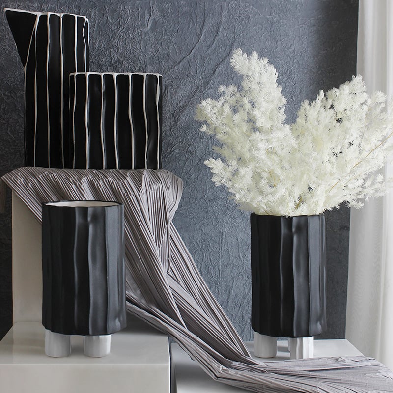 Questions et Réponses pour Vase à fleurs en résine cylindrique noir et blanc avec rayures verticales, décor géométrique abstrait