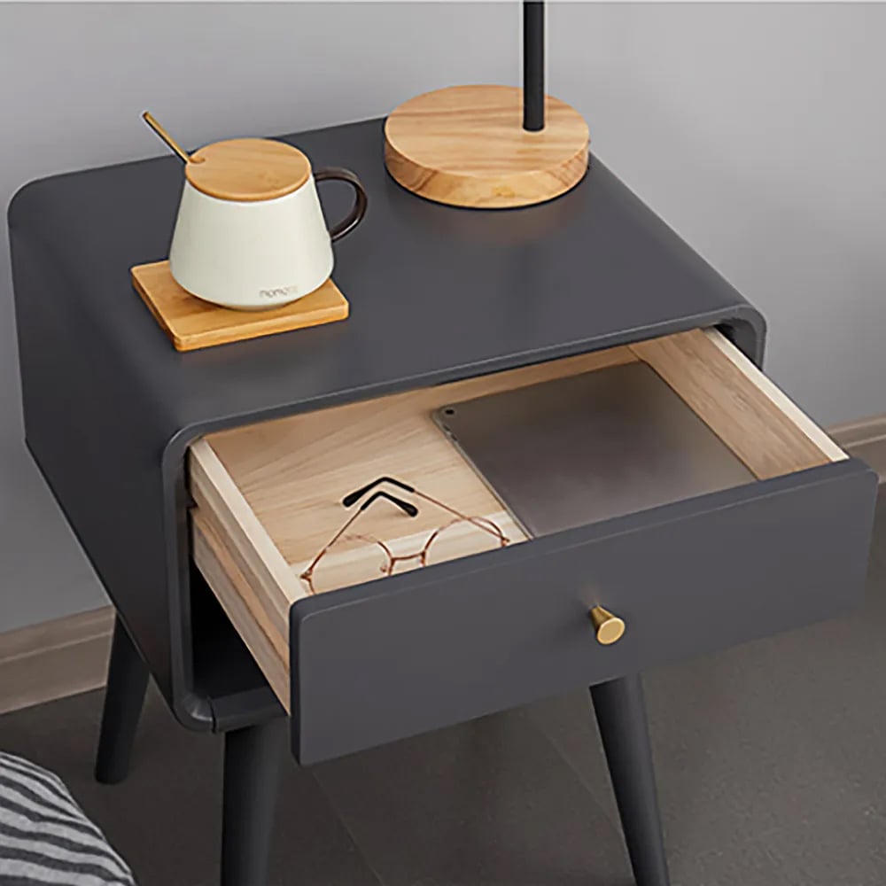 Otázky a odpovědi pro Rustikální ořechový noční stolek s 1 zásuvkou s mosazným tahem