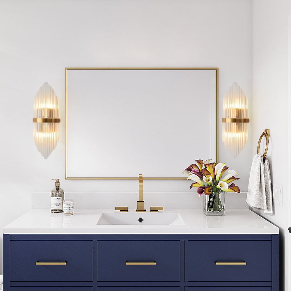 Perguntas e respostas para Arandela de parede de vidro dourado estriado de 2 luzes Luz de parede de vaidade de metal para banheiro