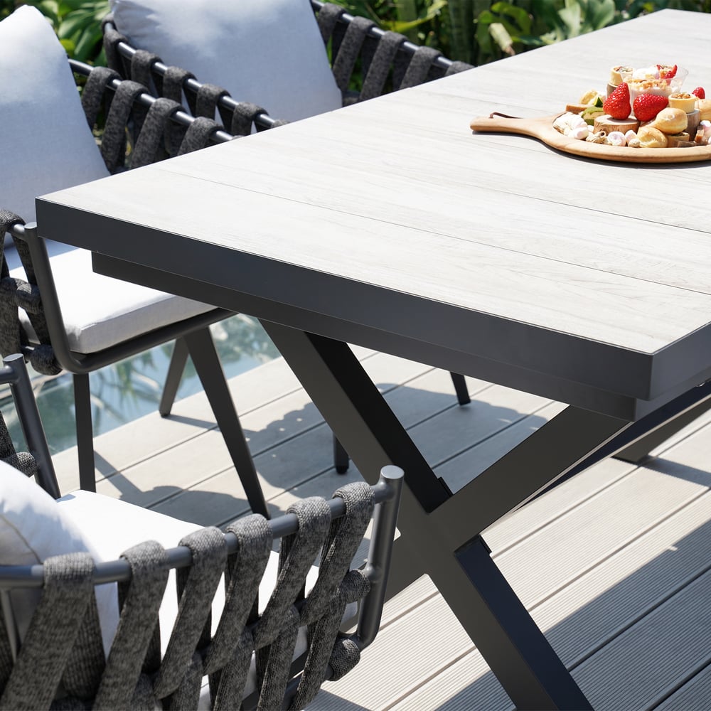 Questions et Réponses pour Ensemble de salle à manger d'extérieur extensible 9 pièces avec fauteuils tissés pour 8 personnes (1630 mm-2140 mm)