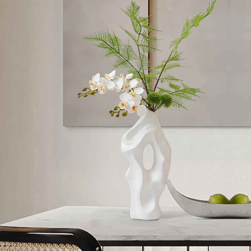 Questions et Réponses pour Arrangement floral artificiel avec vase sculptural blanc