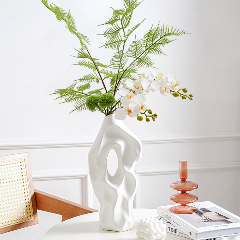 Questions et Réponses pour Arrangement floral artificiel avec vase sculptural blanc