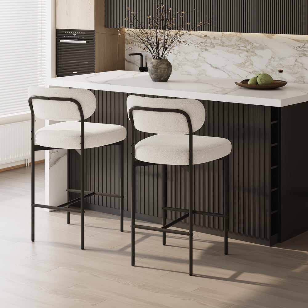 Vragen en antwoorden voor Moderne boucle witte aanrechtkruk set van 2 met rug- en voetsteun