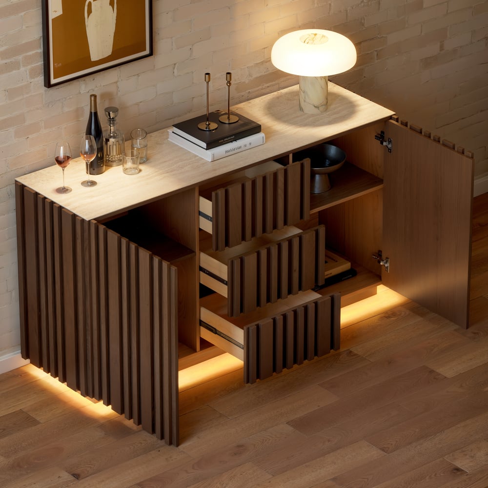 Avis Clients sur Buffet de buffet Aura, plateau en faux travertin, 1520 mm, avec panneaux à lattes en bois de frêne et lampe