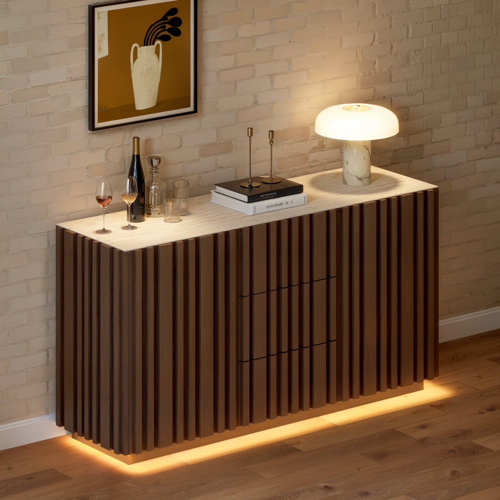 Avis Clients sur Buffet de buffet Aura, plateau en faux travertin, 1520 mm, avec panneaux à lattes en bois de frêne et lampe