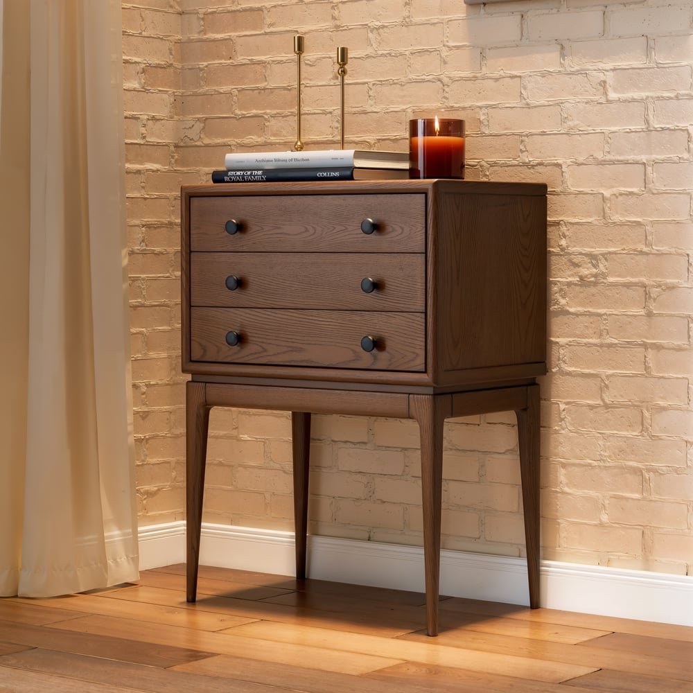 Questions et Réponses pour Tanic Commode Mid Century avec 3 tiroirs en bois de frêne en noyer