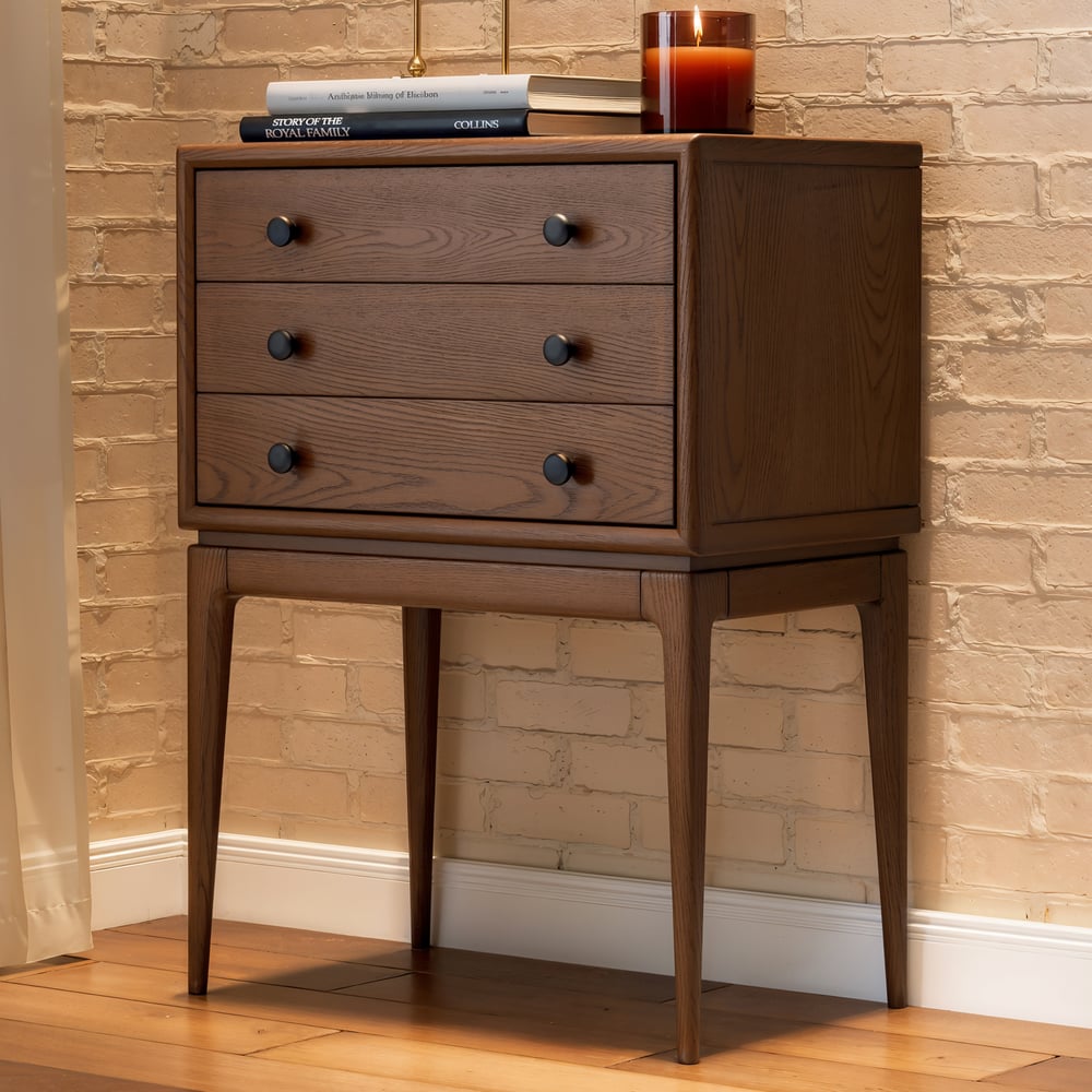 Questions et Réponses pour Tanic Commode Mid Century avec 3 tiroirs en bois de frêne en noyer