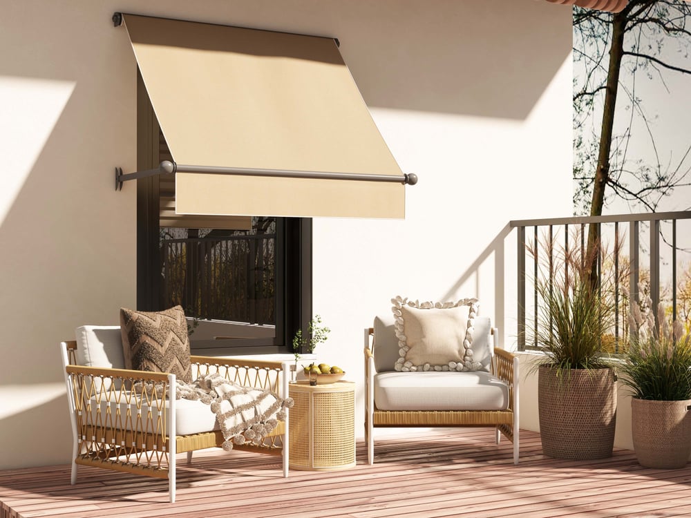 Poltrona giratória de jardim de madeira e alumínio com almofada - bege Imagem da janela