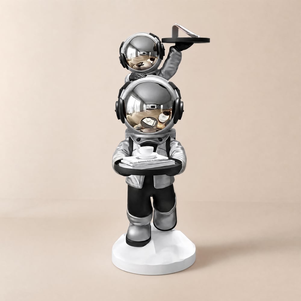 Astronaut, silberner Beistelltisch aus Kunstharz, mit Tablettplatte Schaufensterbilder