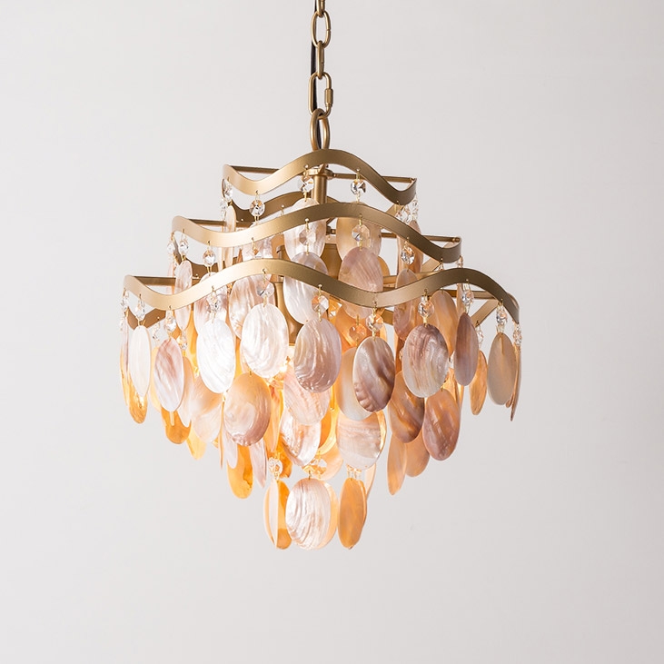 Dumer Mid-Century 3-laags kroonluchter Oyster Shell 4-licht kristallen kroonluchter in goud Vensterafbeelding