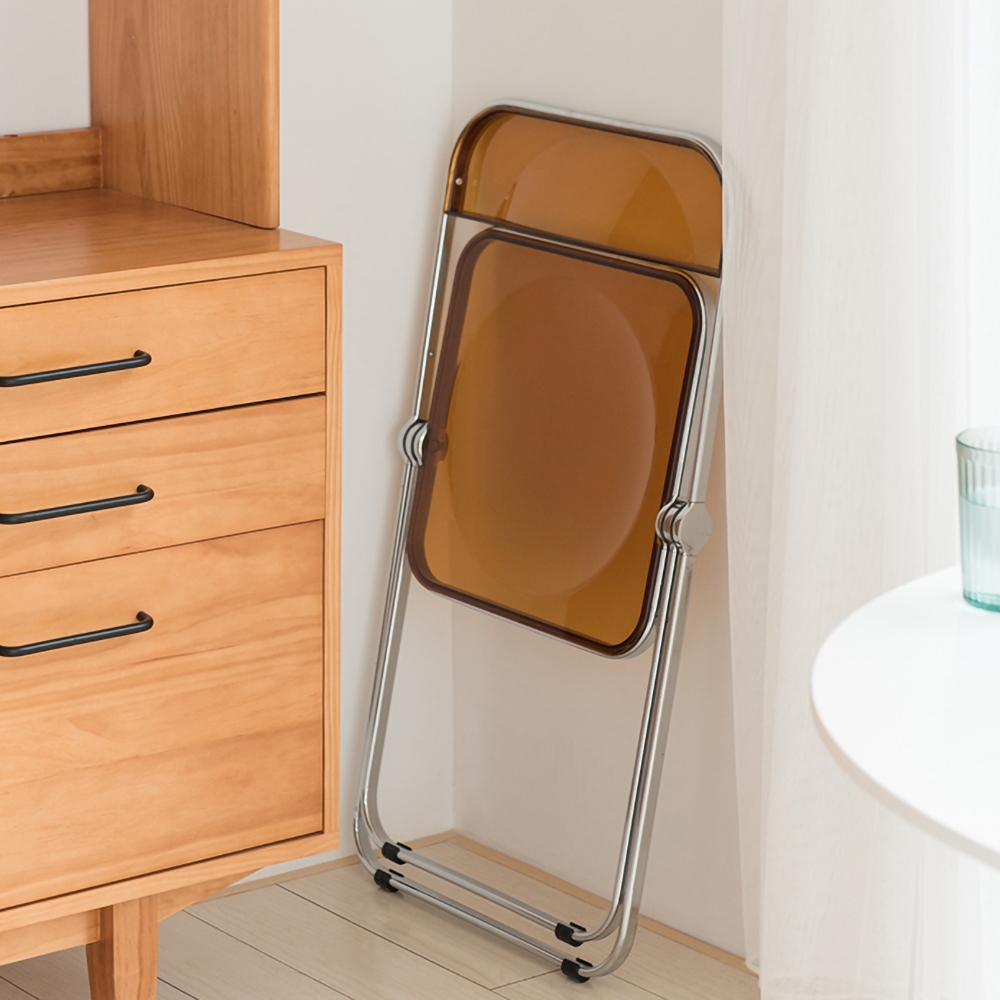 Moderne plastic klapstoel draagbare stoel bruine bijzetstoel Vensterafbeelding