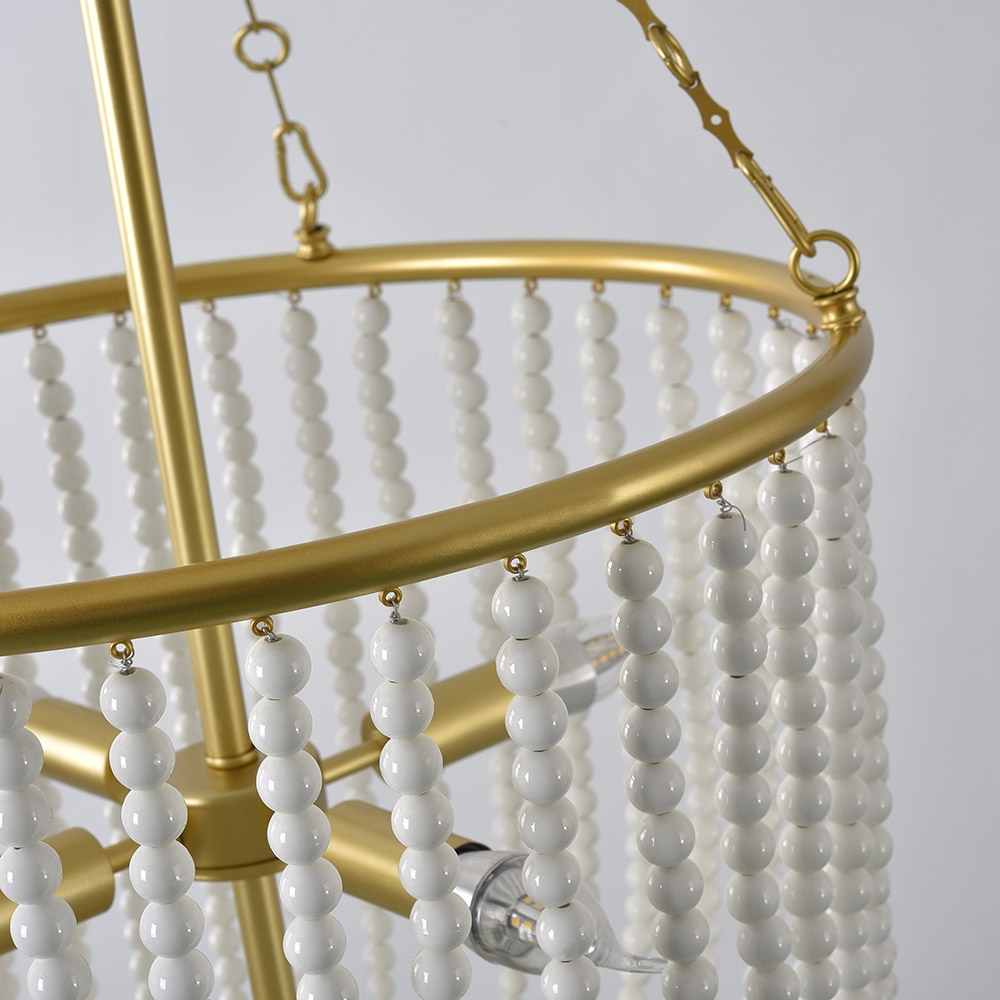 Elegante Lámpara Colgante con Cuentas de Cerámica Blanca Cremosa, 4 luces, Detalles en Metal Dorado Imagen de ventana