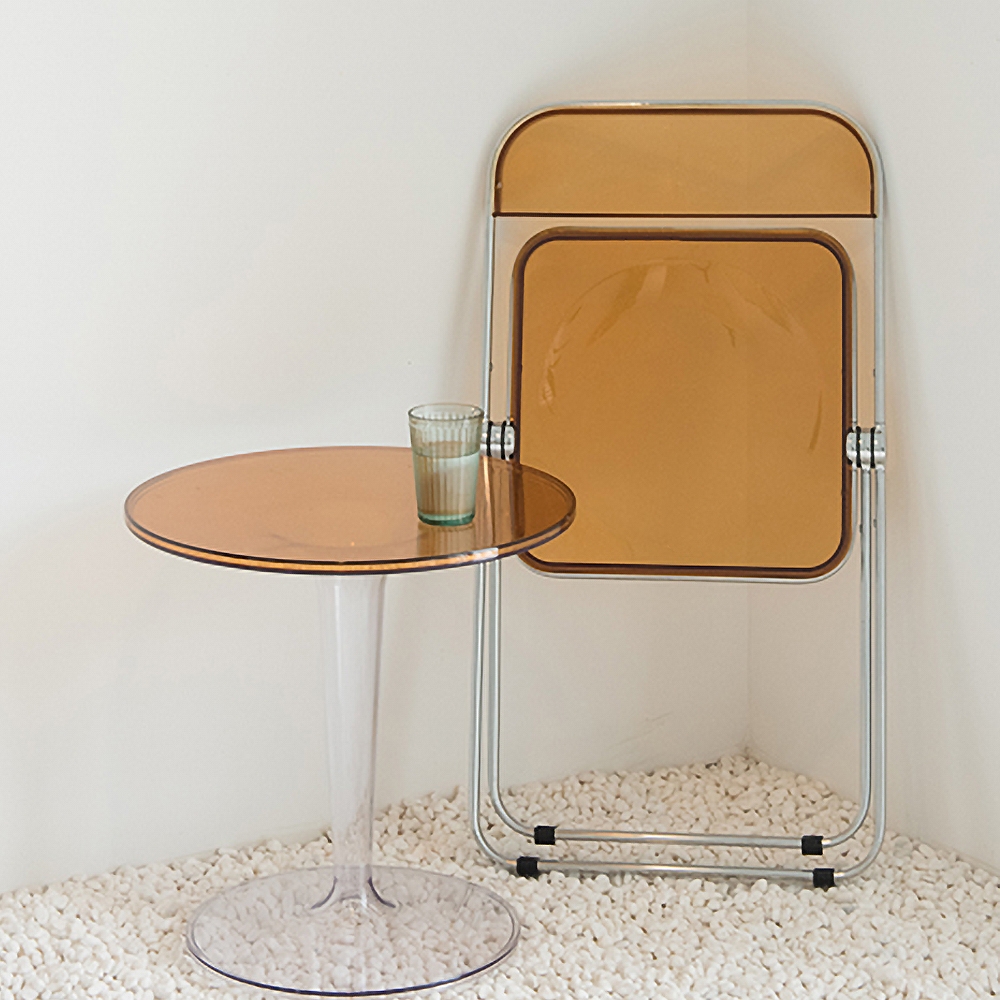 Moderne plastic klapstoel draagbare stoel bruine bijzetstoel Vensterafbeelding