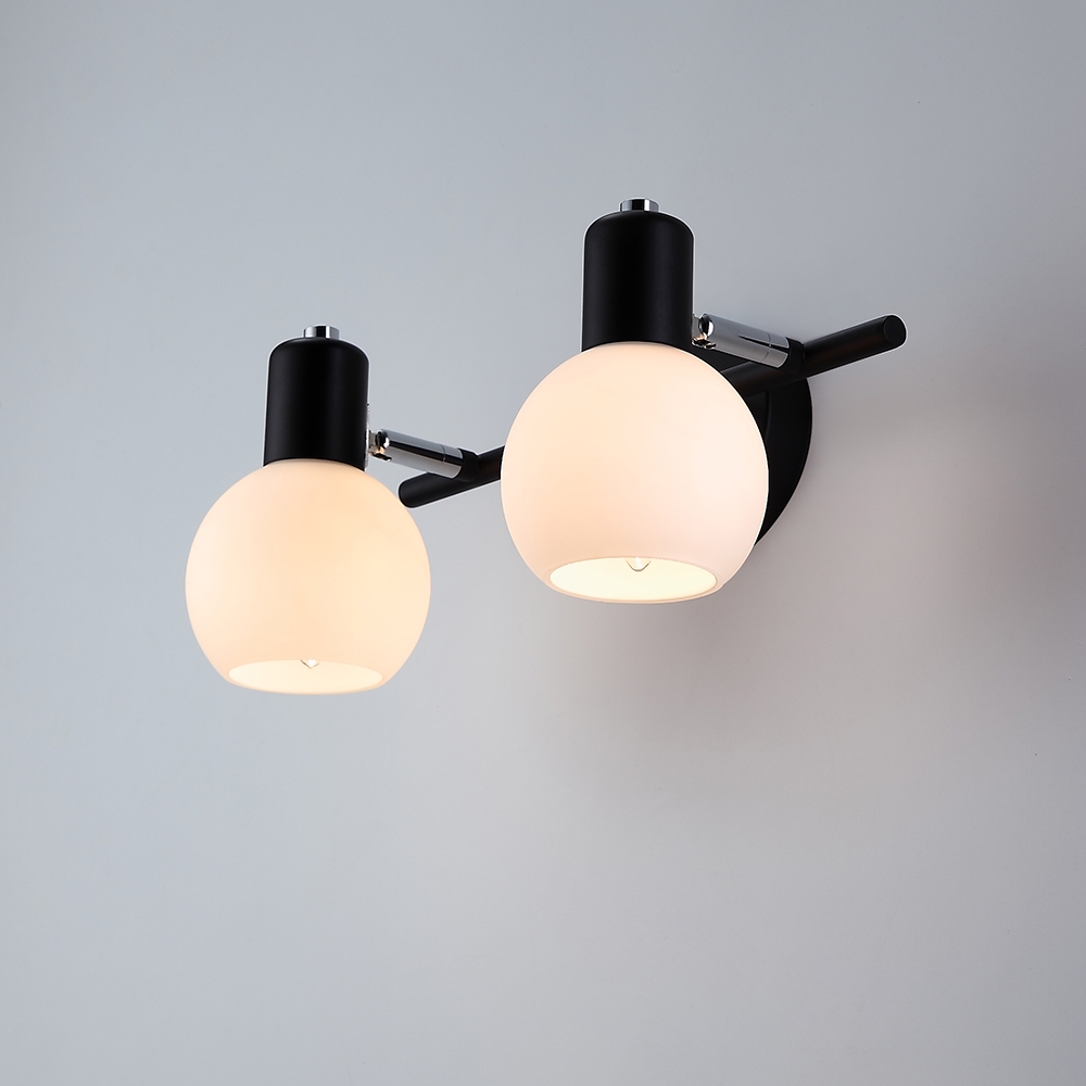 Moderne Style Applique Mural 2-Ampoules de Salle de Bain Coiffeuse Balle Abat-jour en Verre Blanc Tête Réglable en Noir image de fenêtre