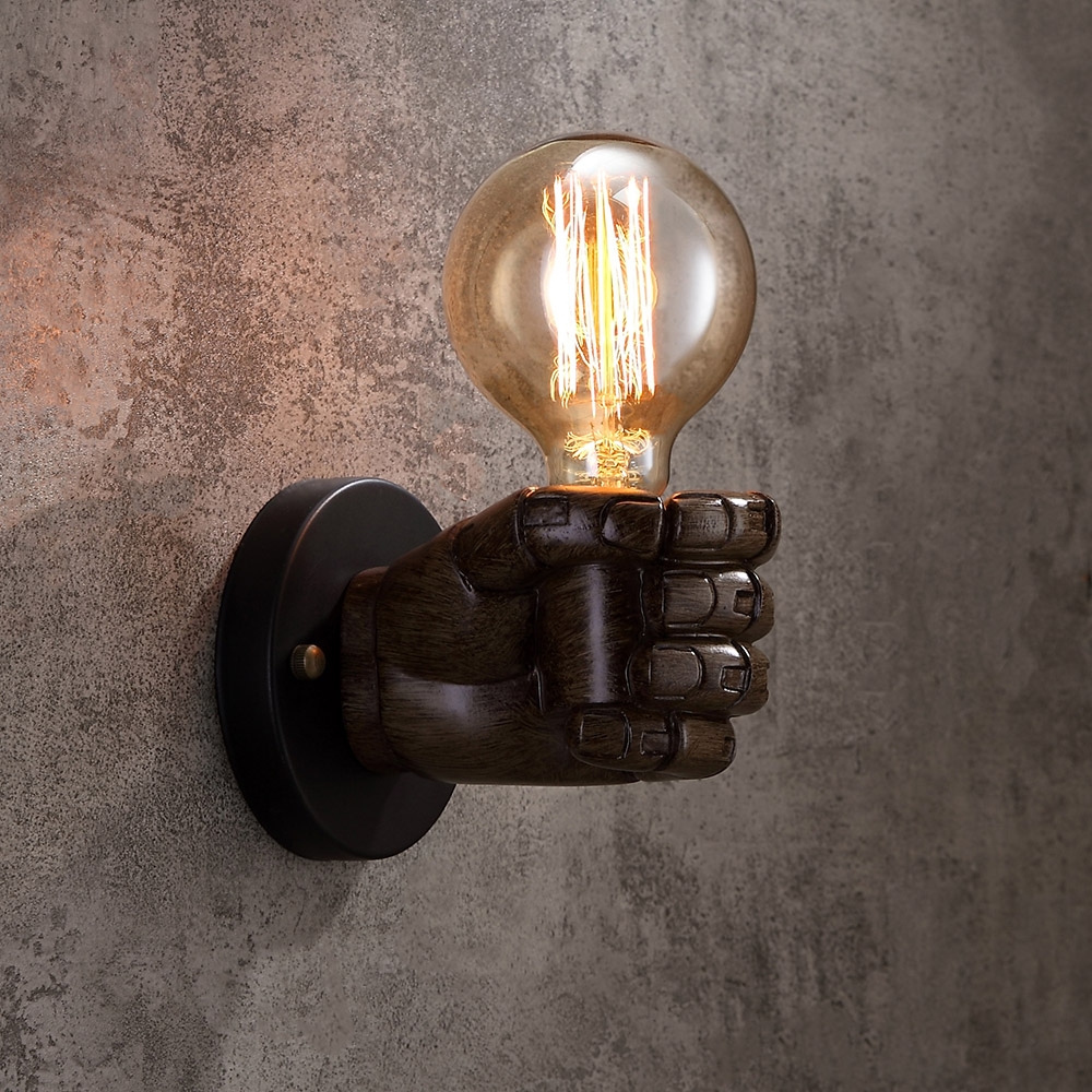 Rétro 1 lumière Poing serré main gauche créatif mural intérieur et ampoule exposée image de fenêtre