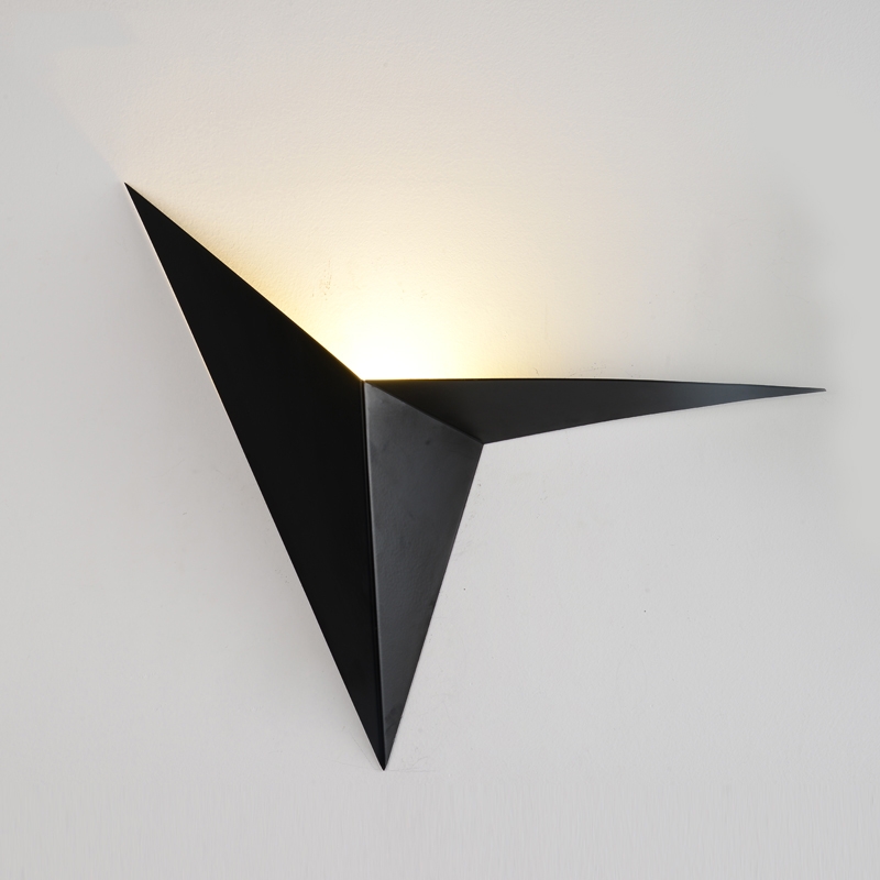 Lampe murale moderne Simple Noir Triangle Métal Abat-jour LED Uplight image de fenêtre