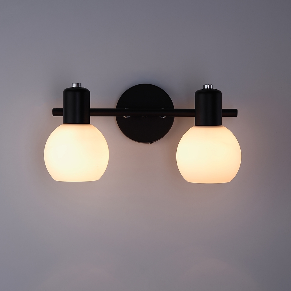Moderne Style Applique Mural 2-Ampoules de Salle de Bain Coiffeuse Balle Abat-jour en Verre Blanc Tête Réglable en Noir image de fenêtre