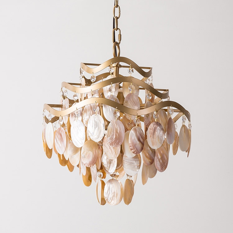Dumer Mid-Century 3-laags kroonluchter Oyster Shell 4-licht kristallen kroonluchter in goud Vensterafbeelding