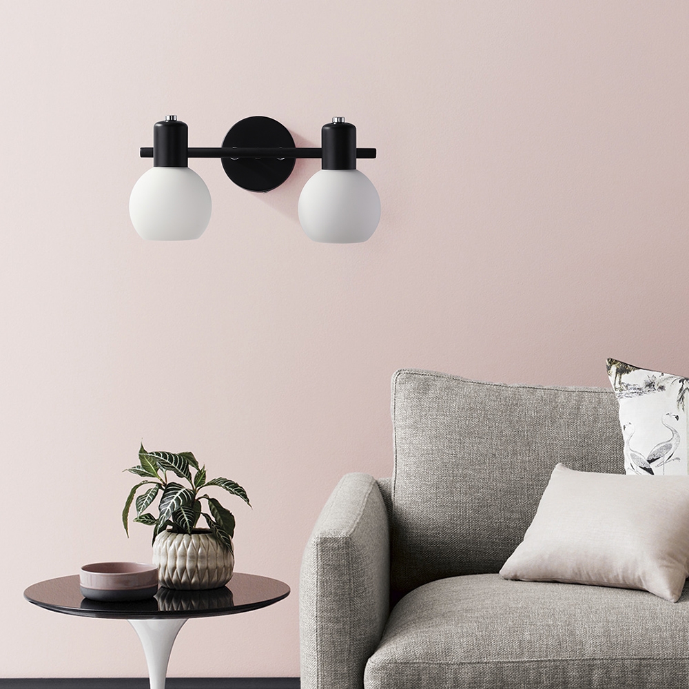 Moderne Style Applique Mural 2-Ampoules de Salle de Bain Coiffeuse Balle Abat-jour en Verre Blanc Tête Réglable en Noir image de fenêtre