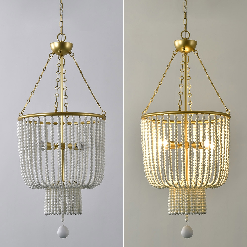 Elegante Lámpara Colgante con Cuentas de Cerámica Blanca Cremosa, 4 luces, Detalles en Metal Dorado Imagen de ventana