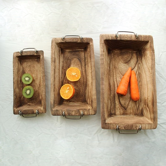 Rustiek noodlijdend houten handgemaakte rechthoekige decoratieve serveerschaal Fruit accentdienblad met metalen handgrepen in bruin set van 3 Vensterafbeelding