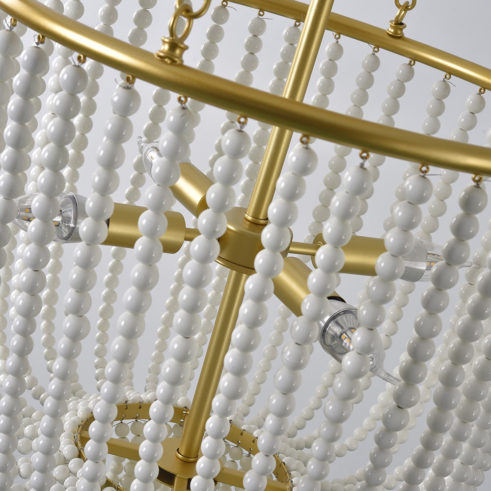Elegante Lámpara Colgante con Cuentas de Cerámica Blanca Cremosa, 4 luces, Detalles en Metal Dorado Imagen de ventana