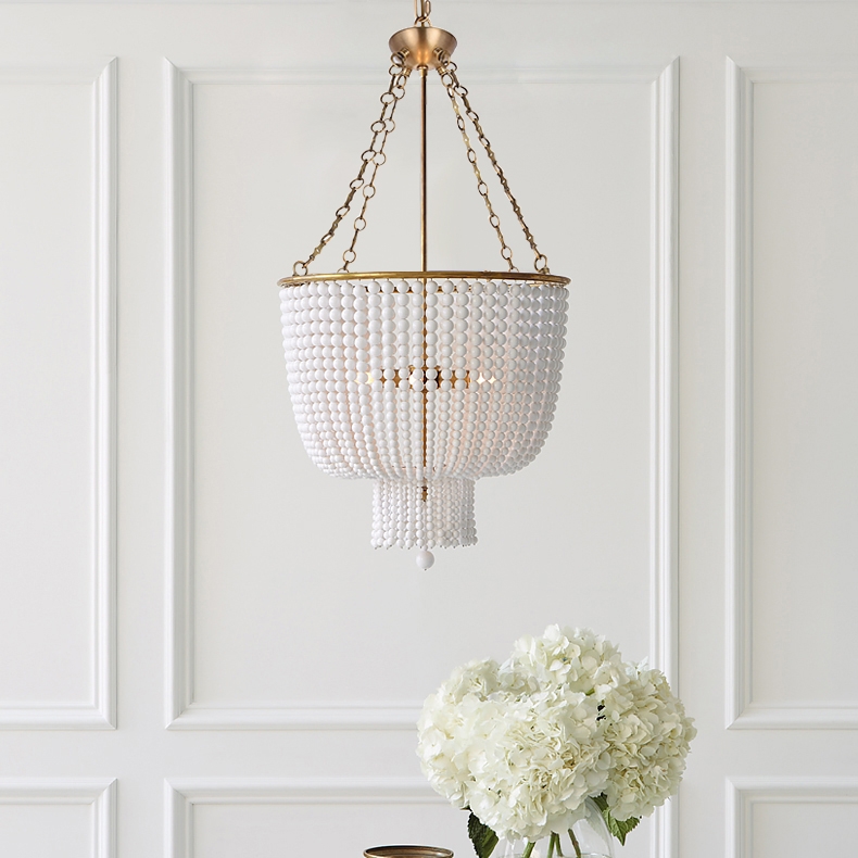 Elegante Lámpara Colgante con Cuentas de Cerámica Blanca Cremosa, 4 luces, Detalles en Metal Dorado Imagen de ventana