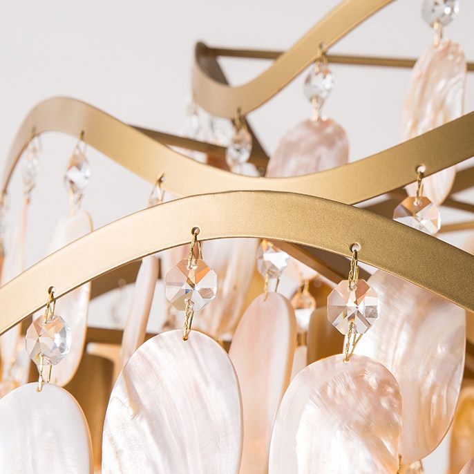 Dumer Mid-Century 3-laags kroonluchter Oyster Shell 4-licht kristallen kroonluchter in goud Vensterafbeelding