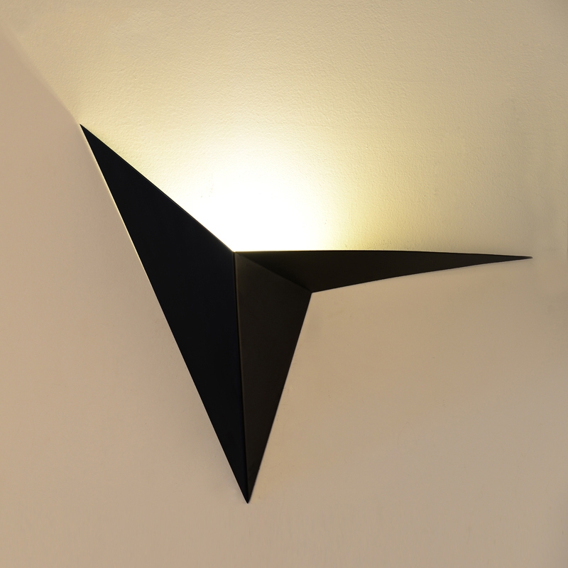 Lampe murale moderne Simple Noir Triangle Métal Abat-jour LED Uplight image de fenêtre