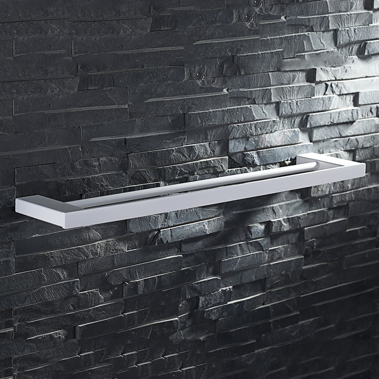 Tierney Minimaliste Barre Double Porte-serviette Mural Blanc en Acier Inoxydable image de fenêtre