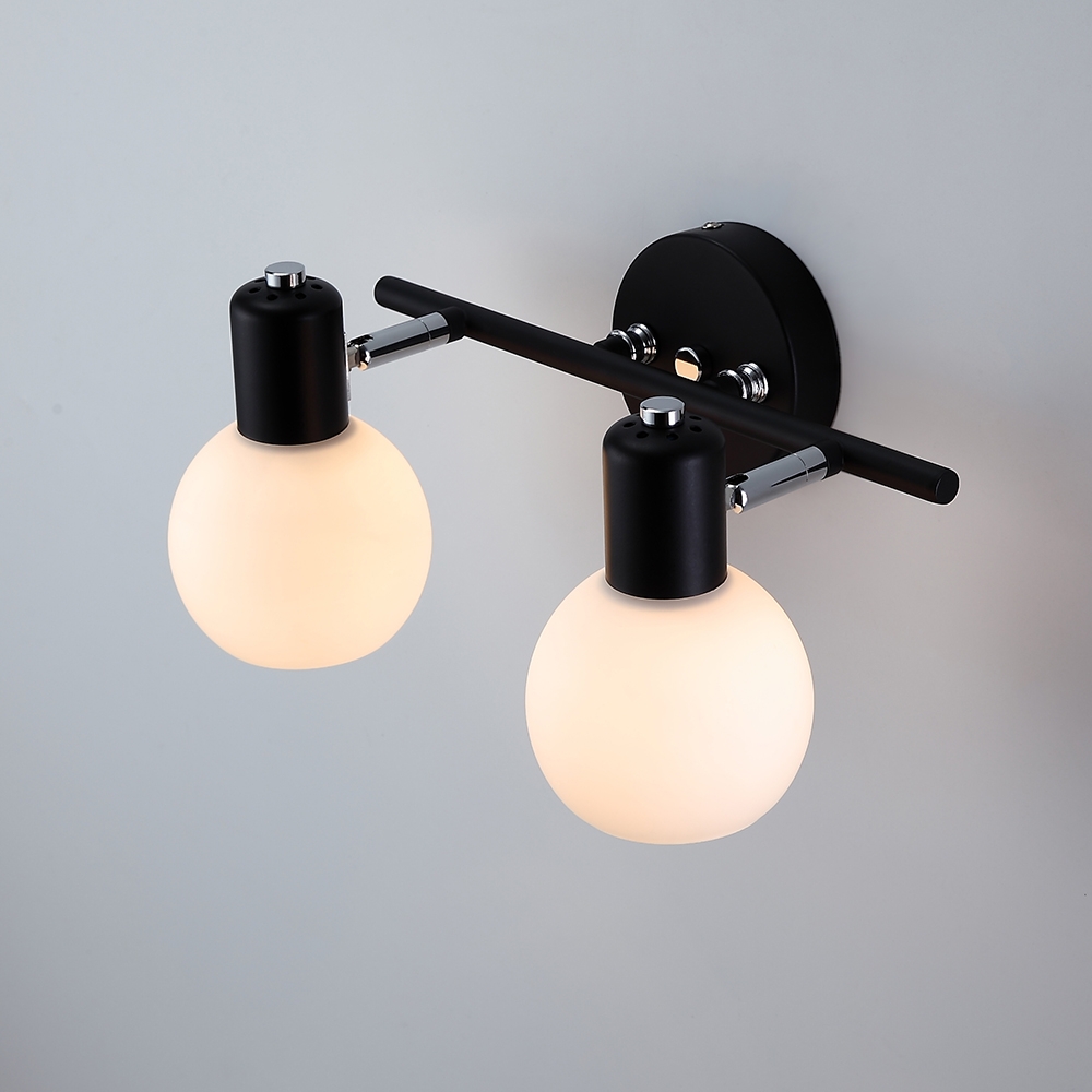 Moderne Style Applique Mural 2-Ampoules de Salle de Bain Coiffeuse Balle Abat-jour en Verre Blanc Tête Réglable en Noir image de fenêtre