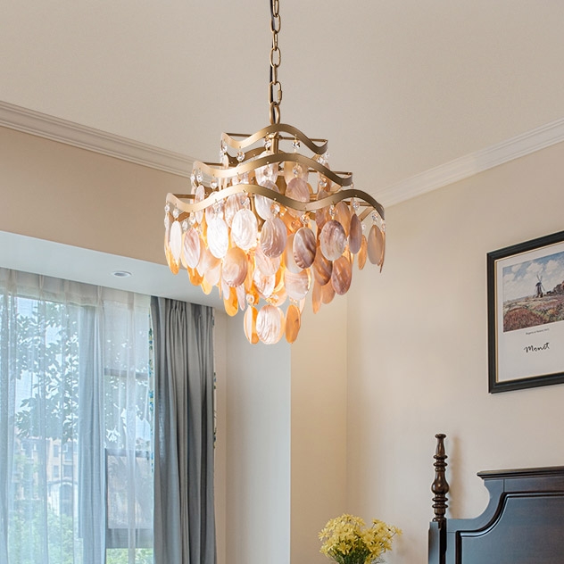Dumer Mid-Century 3-laags kroonluchter Oyster Shell 4-licht kristallen kroonluchter in goud Vensterafbeelding