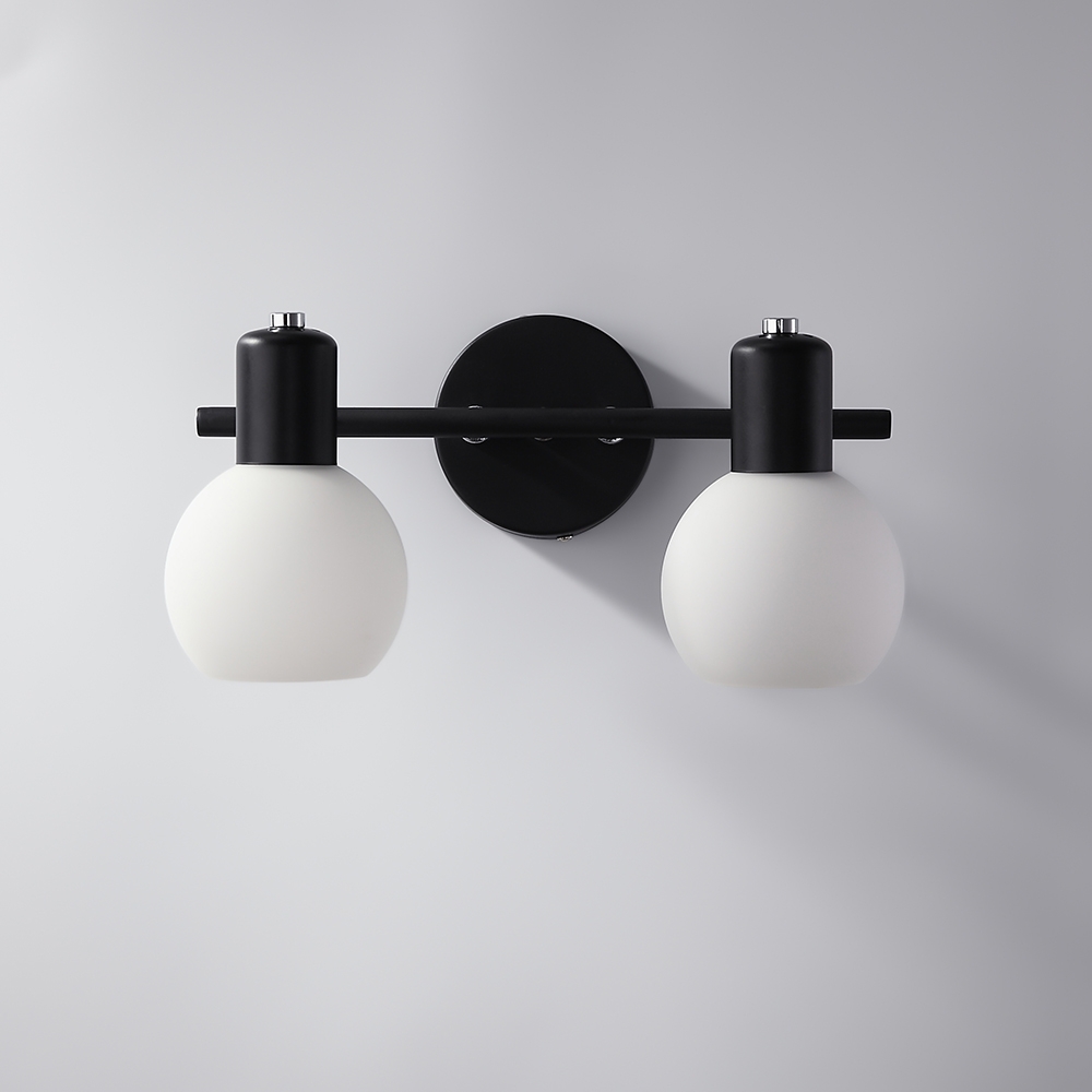 Moderne Style Applique Mural 2-Ampoules de Salle de Bain Coiffeuse Balle Abat-jour en Verre Blanc Tête Réglable en Noir image de fenêtre