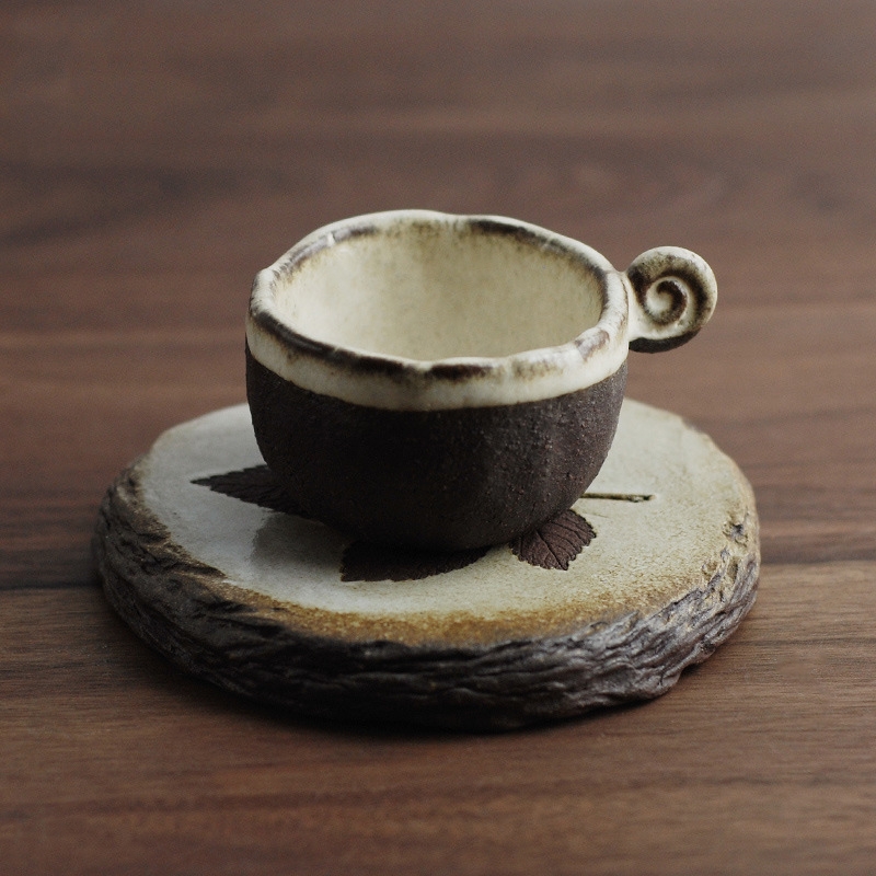 Cottage - Posavasos de cerámica hechos a mano (4 unidades), diseño de hojas de arce, color marrón y beige Imagen de ventana